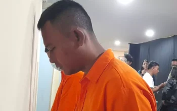 Heru Budiman, tersangka pembakaran bocah berinsal MA (4) hingga tewas di Kampung Kresek, Desa Rawa Burung, Kecamatan Kosambi, Kabupaten Tangerang, Banten pada Minggu (27/4/2025). (Beritasatu/Ilham Oktafian)