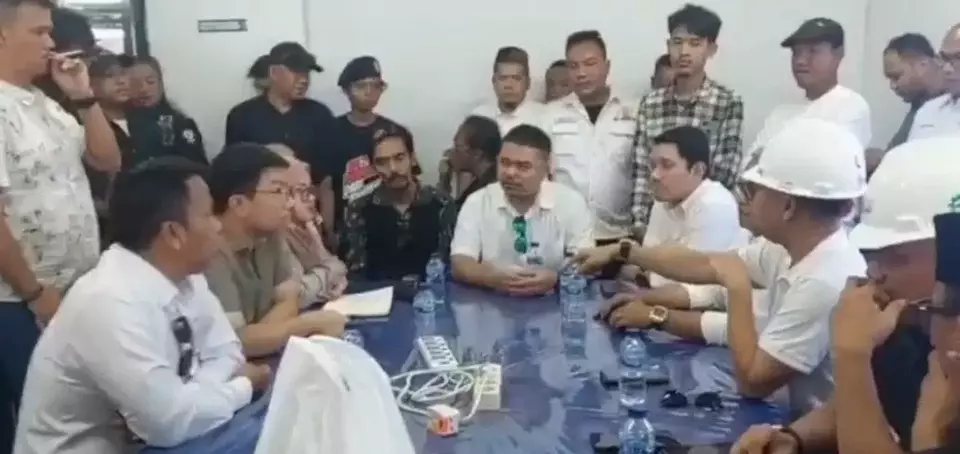 Tangkapan layar video viral saat pengusaha lokal di Cilegon palak proyek Rp 5 T ke PSN milik Chandra Asri. (Istimewa)