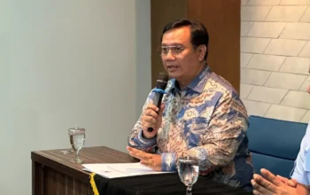Anggota Ombudsman RI Yeka Hendra Fatika saat memberikan keterangan usai melakukan rapat koordinasi di Kantor Ombudsman RI, Jakarta, Rabu (14/5/2025). (Antara/Rio Feisal)