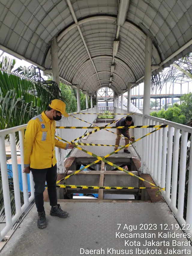 Image Credit Istimewa - Sejumlah besi di Jembatan Penyeberangan Orang (JPO) Warung Gantung di Jalan Daan Mogot, Jakarta Barat kembali dicuri
