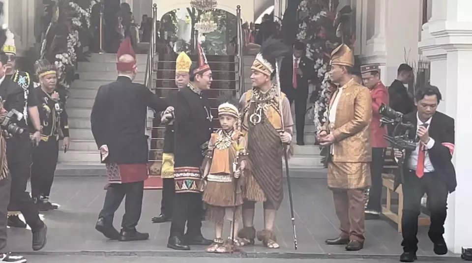 Image Credit Istimewa/Beritasatu - Wakil presiden terpilih Gibran Rakabuming Raka bersama anaknya Jan Ethes mengenakan busana adat khas Papua untuk menyaksikan peringatan detik-detik proklamasi dalam rangka HUT ke-79 RI.