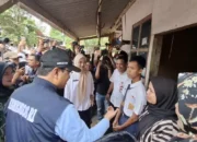 Menteri Sosial (Mensos) Saifullah Yusuf atau Gus Ipul mengunjungi rumah Ahmad Ardiansyah, calon siswa Sekolah Rakyat di Kota Pasuruan, Jawa Timur, Rabu (14/5/2025).(Istimewa)