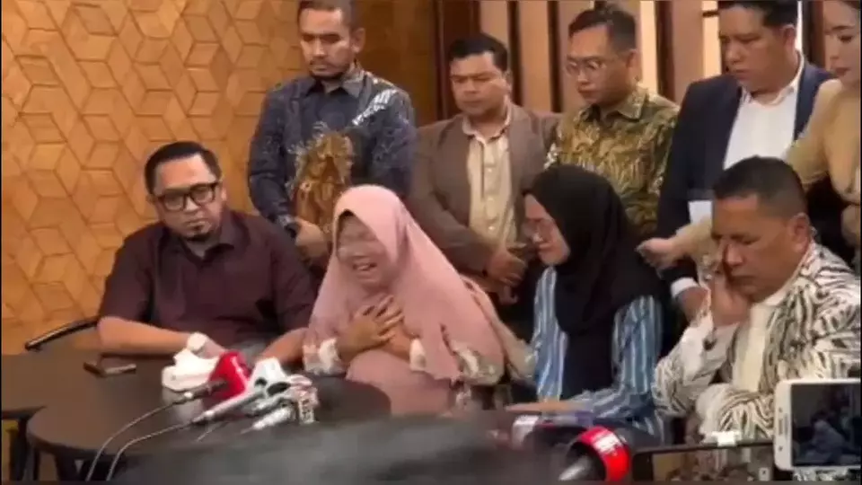 Image Credit Gandhi Armansyah/Beritasatu - Keluarga Kapolsek Negara Batin AKP Lusiyanto, korban TNI tembak polisi dalam penggerebekan judi sabung ayam di Way Kanan, Lampung, tak terbendung saat menghadiri konferensi pers yang digelar tim pengacara Hotman Paris Hutapea di Jakarta Selasa 25 Maret 2025).