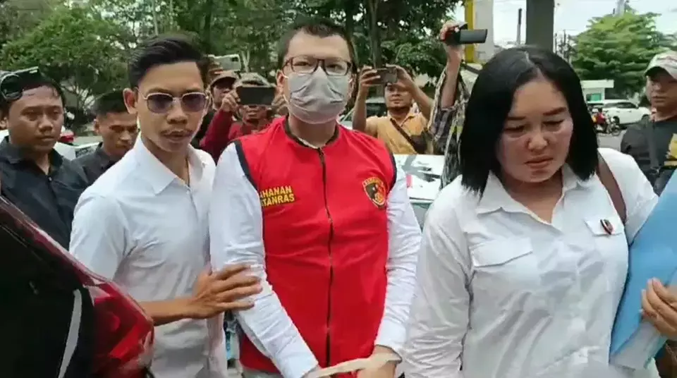 Image Credit Agung Dharma/Beritasatu - Tersangka pembunuh kekasihnya, Gregorius Ronald Tannur (baju merah), anak anggota DPR.