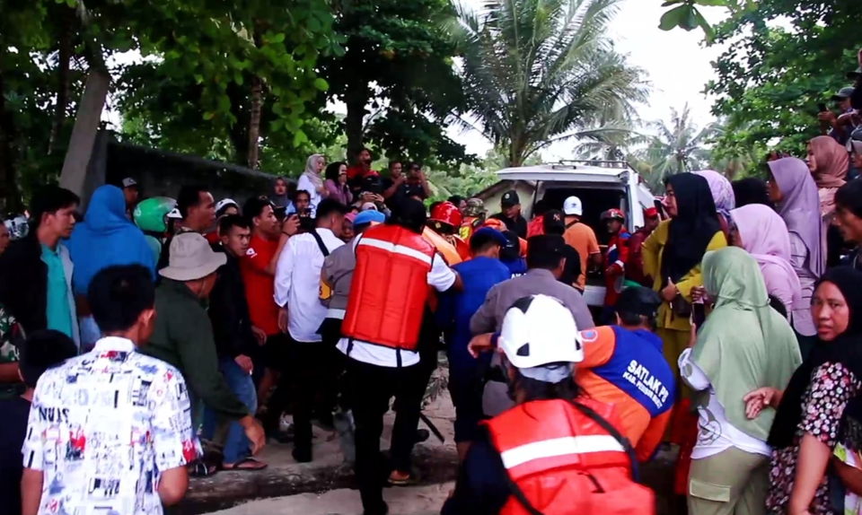 Image Credit Triyono/Beritasatu - Tiga warga Liwa, Kabupaten Lampung Barat terseret ombak hingga tenggelam di Pantai Ilahan, Desa Walur, Kecamatan Pesisir Tengah, Kabupaten Pesisir Barat, Dari tiga orang yang terseret ombak, satu orang diantaranya meninggal dunia, Sabtu, 23 November 2024.