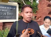 Reno, kuasa hukum korban pencabulan perawat di RS Pertamina Cirebon mendesak polisi segera memeriksa terduga pelaku, Rabu (14/5/2025). (Beritasatu/Dede Adhitama)