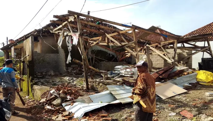 Angin Puting Beliung Terjang Subang Selatan, Ratusan Bangunan Rusak