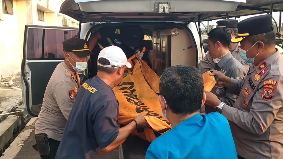 Korban longsor tambang Gunung Kuda, Cirebon, Jawa Barat, dievakuasi ke RSUD Arjawinangun, Sabtu 31 Mei 2025. (© Beritasatu/Andrian Supendi)