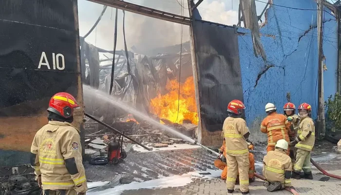 Gudang Etanol di Surabaya Terbakar, Picu Ledakan dan Hanguskan Bangunan