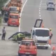 Lamborghini berwarna hjjau yang menabrak Suzuki Ignis tengah ditarik dari lokasi tabrakan. (Beritasatu/Didik Fibrianto)