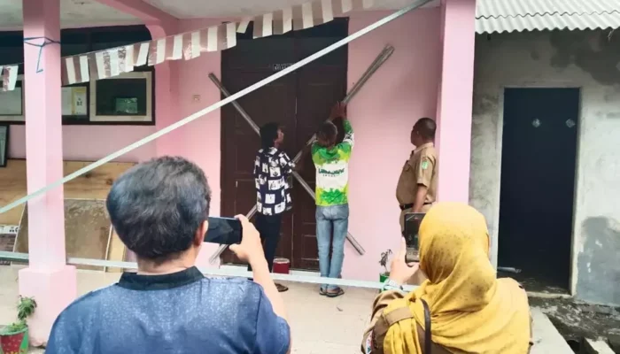 Gegara Kabar Dirumahkan, Penjaga Sekolah di Lumajang Segel Ruang Kelas