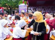 Khofifah Luncurkan Bantuan Pendidikan Rp1 Juta bagi Siswa Tak Lolos Sekolah Negeri