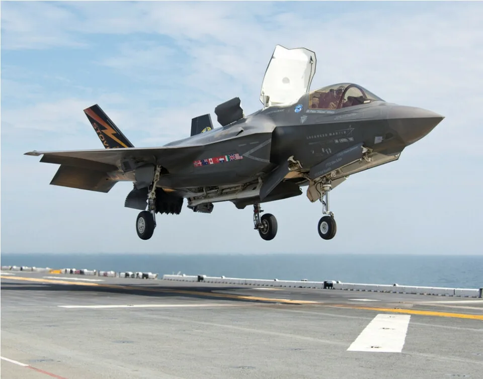 Pesawat tempur F-35B yang bisa mendarat dan lepas landas secara vertikal. (AerospaceMX)