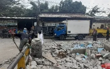 Pembongkaran Bangunan Liar di Bantaran Kali Baru, Kabupaten Bekasi: Temuan Tanah Bersertifikat