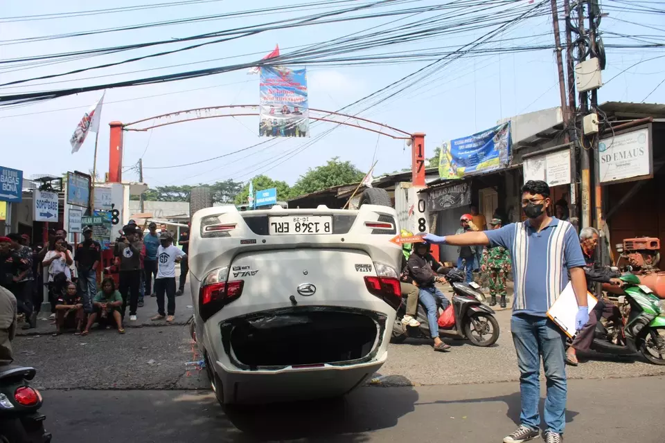 Kasus mobil polisi dibakar dan penganiayaan terhadap anggota Reskrim Polres Metro Depok kini resmi diambil alih Polda Metro Jaya. Tim Jatanras Polda telah mengamankan sejumlah pelaku yang terlibat dalam insiden brutal tersebut. (Beritasatu/Fahri Ali)