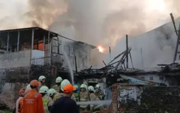 Sejumlah petugas sedang memadamkan kebakaran yang menghanguskan delapan rumah di Jalan Kalibaru Timur, Kemayoran, Jakarta, Jumat (25/4/2025). (Antara/Sudin Gulkarmat Jakarta Pusat)