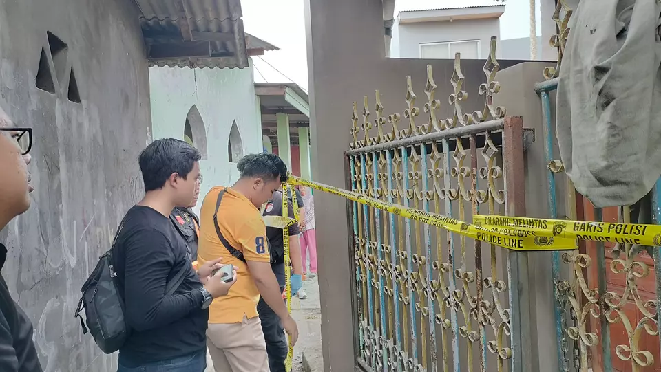 Polisi memasang garis polisi di tempat kejadian perkara pembunuhan balita oleh pacar ibunya di Kosambi, Kabupaten Tangerang, Banten. (Beritasatu/Wahroni)