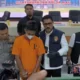 Kurir narkoba jaringan Malaysia ditangkap Ditresnarkoba Polda Riau beserta barang bukti 12,8 kilogram sabu-sabu, Senin 28 April 2025. (Beritasatu/Effendy Rusli)