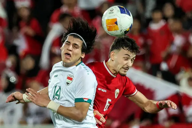 Pemain Timnas Indonesia U-23 Ivar Jenner berebut bola dengan pemain Timnas Irak U-23 Karar Mohammed pada pertandingan perebutan tempat ketiga Piala Asia U-23 2024 di Stadion Abdullah bin Khalifa, Kamis (2/5/2024). Foto: KARIM JAAFAR/AFP