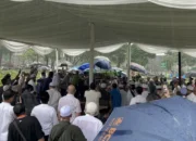 Suami Najwa Shihab, Ibrahim Sjarief Assegaf dimakamkan di tempat pemakaman umum (TPU) Jeruk Purut, Rabu (21/5/2025). (Liputan6/Muhammad Radityo Priyasmoro)