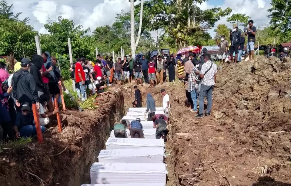 Image Credit Meirto Tangkepayang/Beritasatu - Suasana duka menyelimuti Distrik Dekai, Yahukimo, Papua, seusai 11 jenazah pendulang emas ilegal korban pembantaian oleh Kelompok Kriminal Bersenjata (KKB) dimakamkan secara massal pada Senin (14/4/2025). Pemakaman massal ini dilakukan setelah jenazah diserahkan kepada keluarga korban melalui Pemerintah Kabupaten Yahukimo.