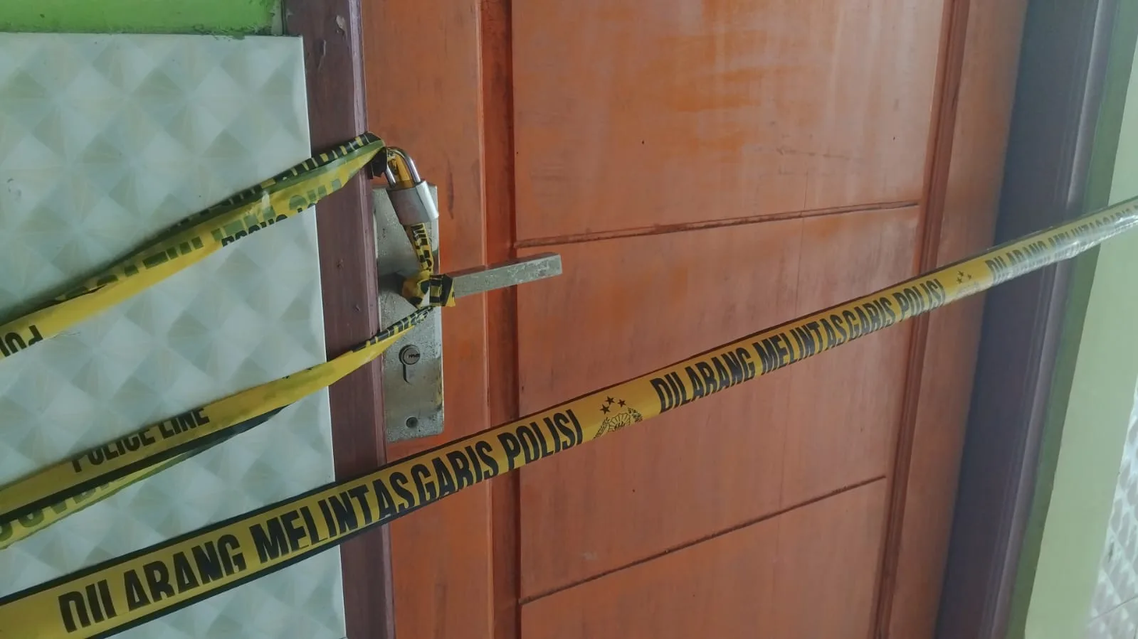 Seorang wanita ditemukan tak bernyawa dengan luka sayatan di dalam kontrakan yang terletak di Kampung Cibuntu, RT 3/RW 5, Cibitung, Kabupaten Bekasi, Minggu, 27 April 2025.(Disway./Dimas Rafi)