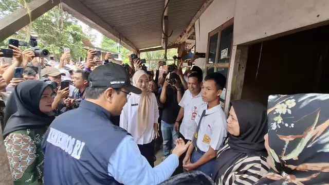 Menteri Sosial (Mensos) Saifullah Yusuf atau Gus Ipul mengunjungi rumah Ahmad Ardiansyah, calon siswa Sekolah Rakyat di Kota Pasuruan, Jawa Timur, Rabu (14/5/2025).(Istimewa)