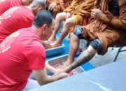 Biksu Thailand Jalan Kaki ke Candi Borobudur, Disambut Hangat di Cirebon