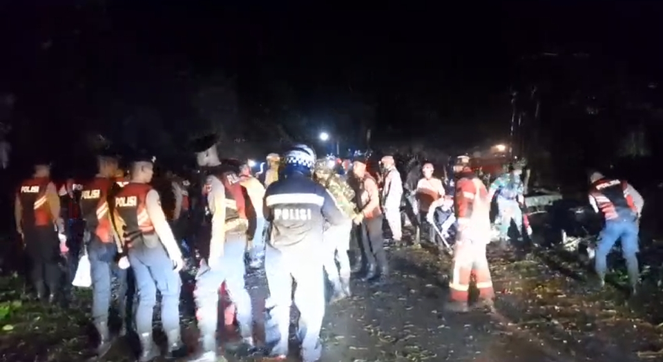 Image Credit Riski Maulana/Beritasatu - Personel gabungan dari TNI-Polri, Badan Penanggulangan Bencana Daerah (BPBD) Cianjur, dan relawan turun ke lokasi untuk membersihkan material longsor di di Jalan Raya Nasional Cianjur-Puncak, Desa Sindanglaya, Kecamatan Cipanas, Kabupaten Cianjur, Jawa Barat, Kamis, 23 Januari 2025.