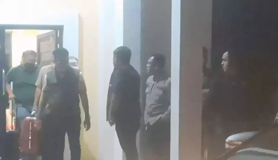 Image Credit Antara - Tim penyidik KPK membawa koper para pelaku yang terjaring OTT di Kabupaten OKU Sumsel pada Sabtu 15 Maret 2025.