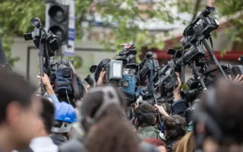 Krisis PHK Massal di Industri Media Indonesia 2025: Ancaman Nyata bagi Demokrasi
