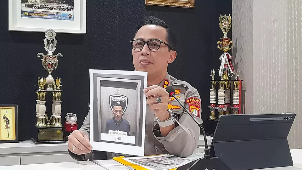 Image Credit lham Oktafian/Beritasatu - Polda Metro Jaya menangkap pelaku kasus pembunuhan di sebuah bengkel di Ciracas, Jakarta Timur. Sosok pelaku berinisial EHS (37) dan mempunyai hubungan dengan istri korban RR (37).