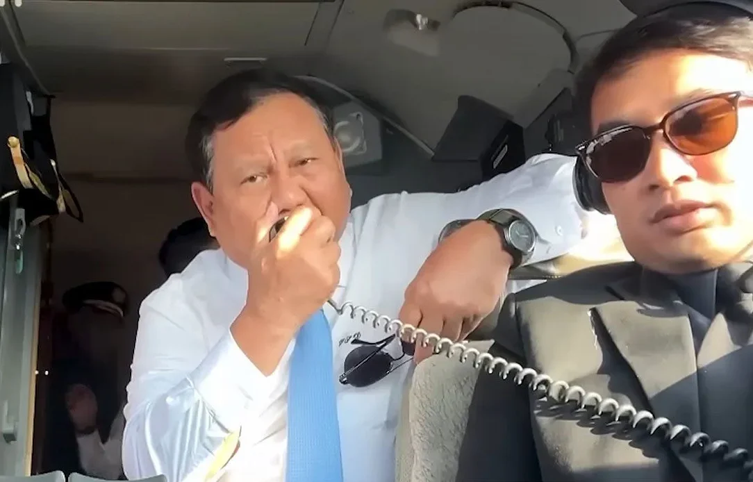 Image Credit Youtube Sekretariat Presiden - Tangkapan layar saat Presiden RI Prabowo Subianto menyapa pilot pesawat tempur Yordania melalui komunikasi radio dari dalam Pesawat Kepresidenan PK-GRD di langit Yordania, Minggu (13/4/2025).