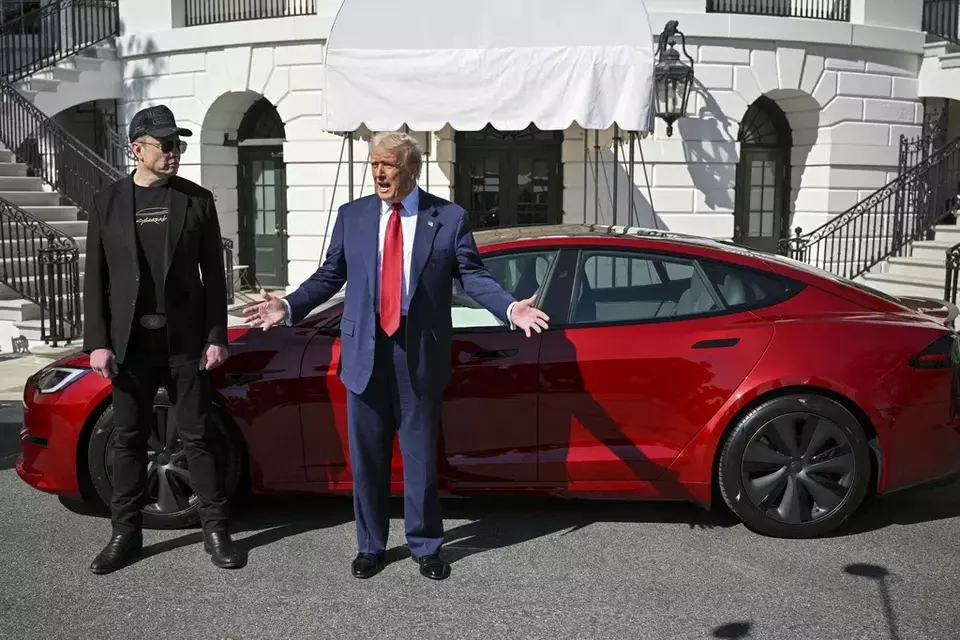 Image Credit AP - Presiden Donald Trump dan CEO Tesla Elon Musk berbicara kepada wartawan di dekat kendaraan Tesla Model S berwarna merah di Halaman Selatan Gedung Putih, Selasa, 11 Maret 2025, di Washington.
