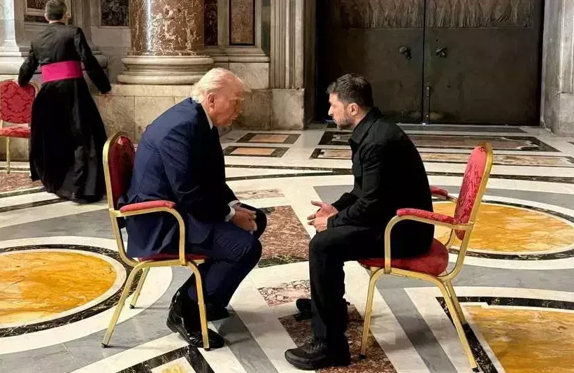 Momen Trump dan Zelensky bertemu di Vatikan, Sabtu 26 April 2025. (Ukrainian Presidential Press Service/Istimewa)