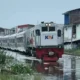 Image Credit KAI Daop Semarang/Antara - Kereta Api Joglosemarkerto melintas di jalur tergenang banjir di Kota Semarang, Jawa Tengah.