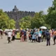 Wisatawan mengunjungi Candi Borobudur pada Minggu 11 Mei 2025, menjelang perayaan Waisak. (Beritasatu/Priyo Budi Santoso)