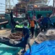 Image Credit Polda Banten - Petugas mengevakuasi jenazah 6 nelayan yang ditemukan tewas secara misterius di atas KM Sri Mariana, Minggu (4/8/2024).