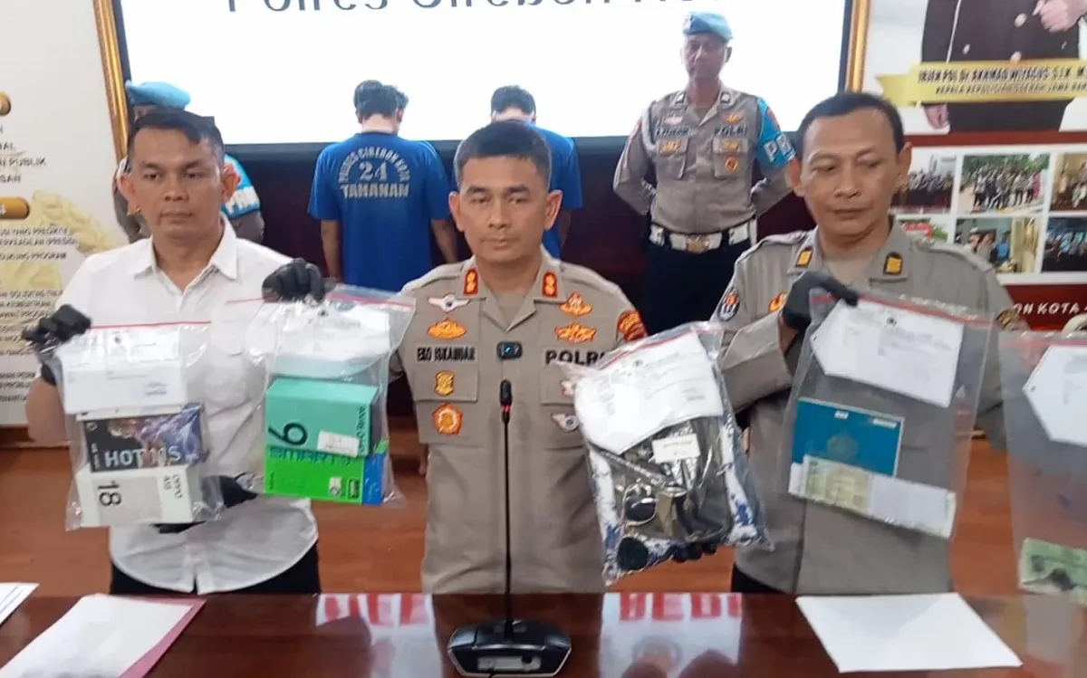 Image Credit Istimewa - Kapolres Cirebon Kota, AKBP Eko Iskandar, menunjukan barang bukti hasil kejahatan polisi gadungan di Cirebon.