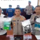 Image Credit Istimewa - Kapolres Cirebon Kota, AKBP Eko Iskandar, menunjukan barang bukti hasil kejahatan polisi gadungan di Cirebon.