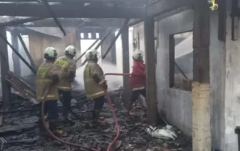 Kebakaran Hebat Hanguskan Warung dan 30 Kamar Kos di Legian.(beritabali/ist)