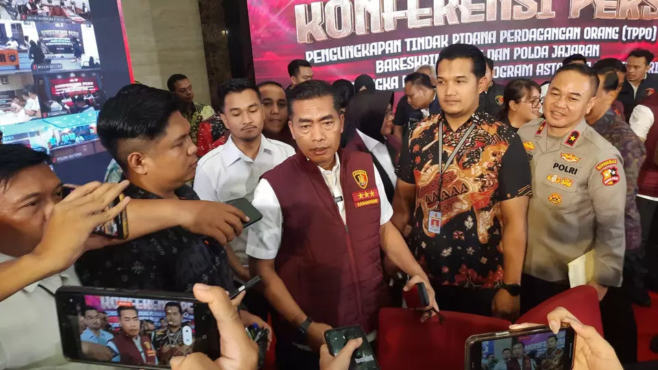Image Credit Celvin Moniaga Sipahutar/Beritasatu - Kabareskim Polri Komjen Pol Wahyu Widada (tengah) memberikan keterangan kepada awak media di Mabes Polri, Jumat 22 November 2024.