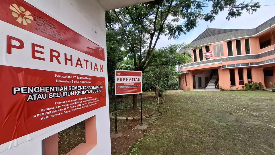 Perusahaan penyalur tenaga kerja PT Esdemea yang berlokasi di Kelurahan Jatisari, Kecamatan Jatiasih, Kota Bekasi, Jawa Barat, disegel pada Selasa (20/5/2025). (Beritasatu/Rino Fajar Setiawan)