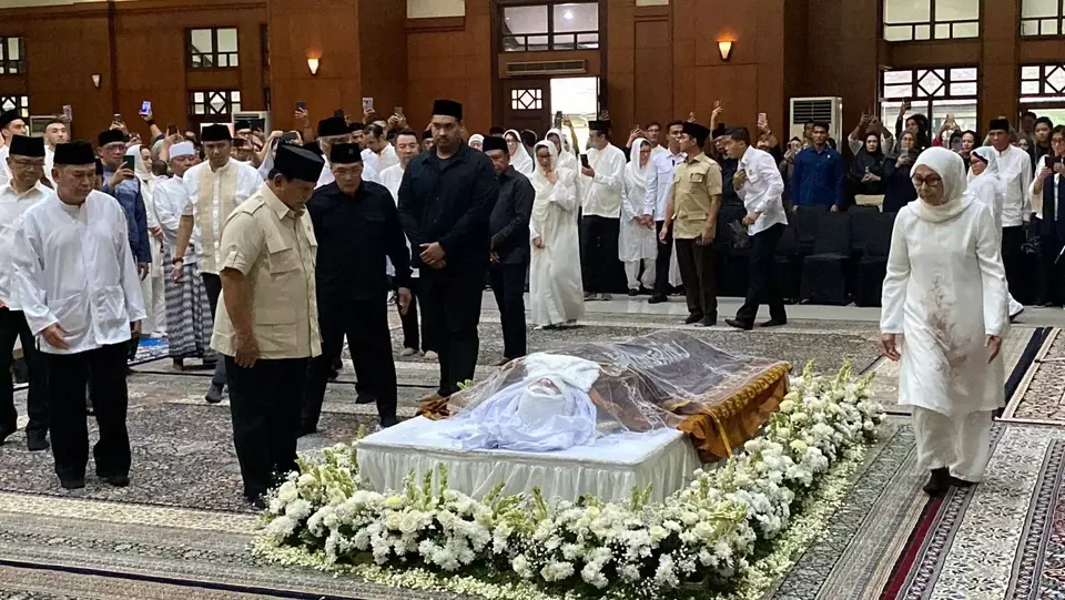 Presiden Prabowo Subianto, melayat ke persemayaman almarhum Mayjen TNI (Purn) Eddie Marzuki Nalapraya, tokoh pencak silat, di Padepokan Pencak Silat, Taman Mini Indonesia Indah (TMII), Jakarta Timur, pada Selasa 13 Mei 2025 sore. (Beritasatu/Ricki Putra Harahap)