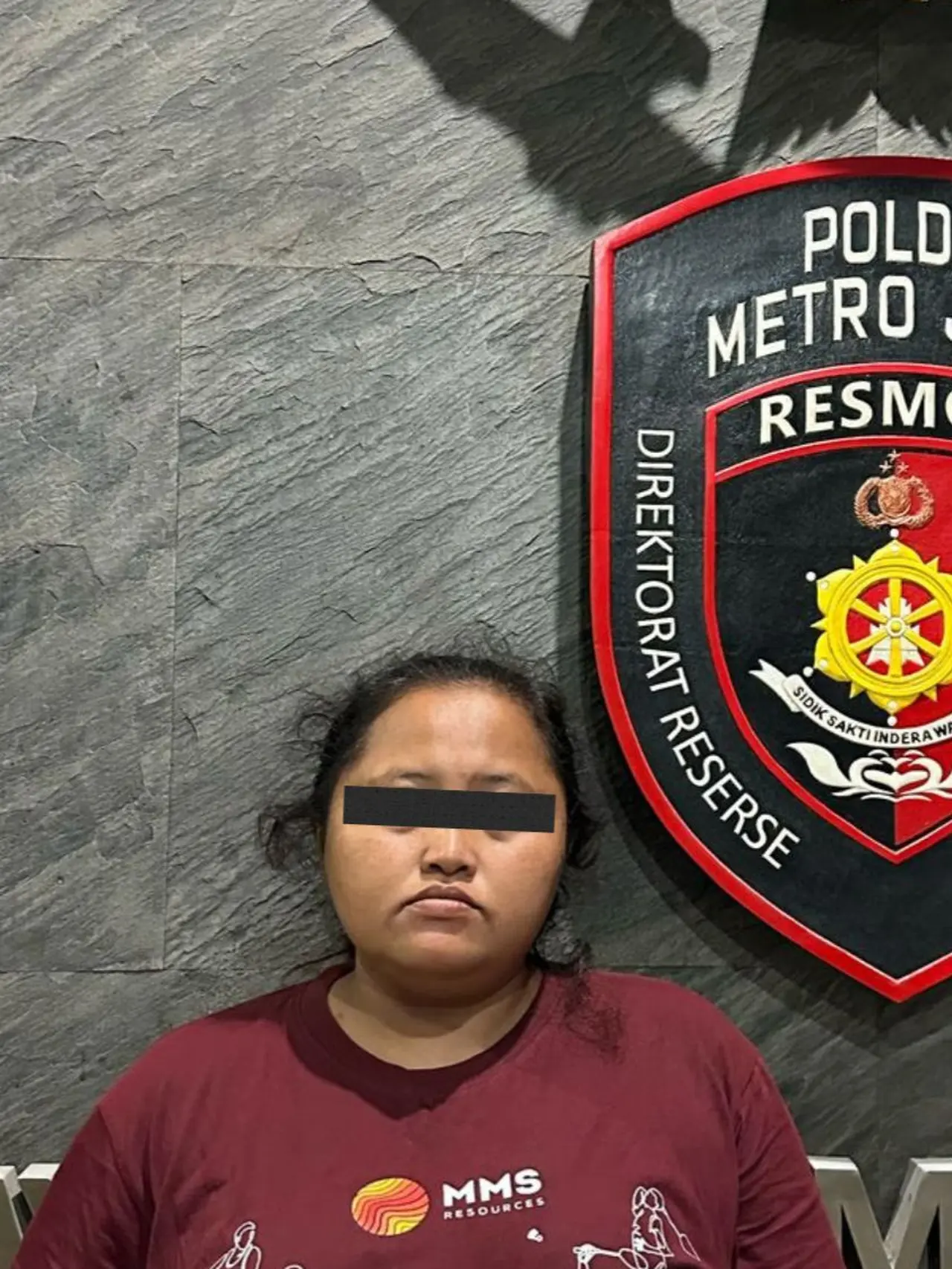 Image Credit (IST) Polisi menangkap Asisten Rumah Tangga (ART) Rosita Kusumawati (32) yang membawa kabur emas 12 gram, uang Rp15 juta, dan 5.800 dolar Amerika milik majikannya.
