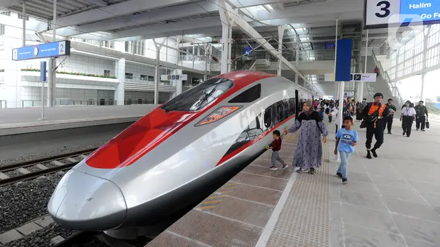 KCIC mengimbau agar calon penumpang memperhatikan jadwal kereta cepat yang dipilih dan datang selambat-lambatnya satu jam sebelum jadwal keberangkatan untuk menghindari antrean. (merdeka/Arie Basuki)