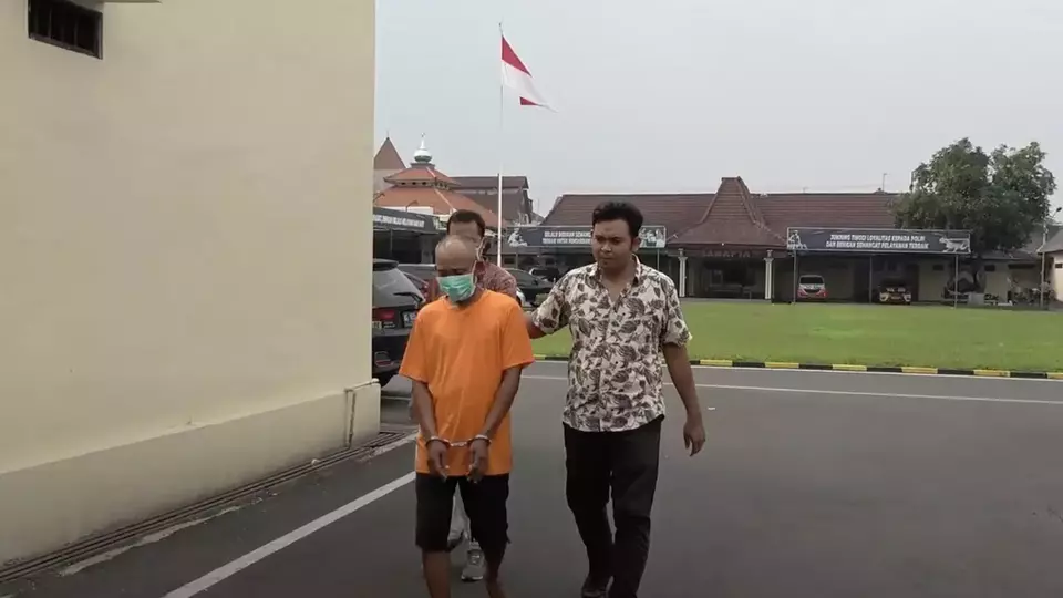 Pelaku Elyas Yasak, pria paruh baya yang mengaku sebagai guru spiritual dan memperkosa tiga bocah di Mojokerto, Jawa Timur (Beritasatu/Achmad Supriyadi)
