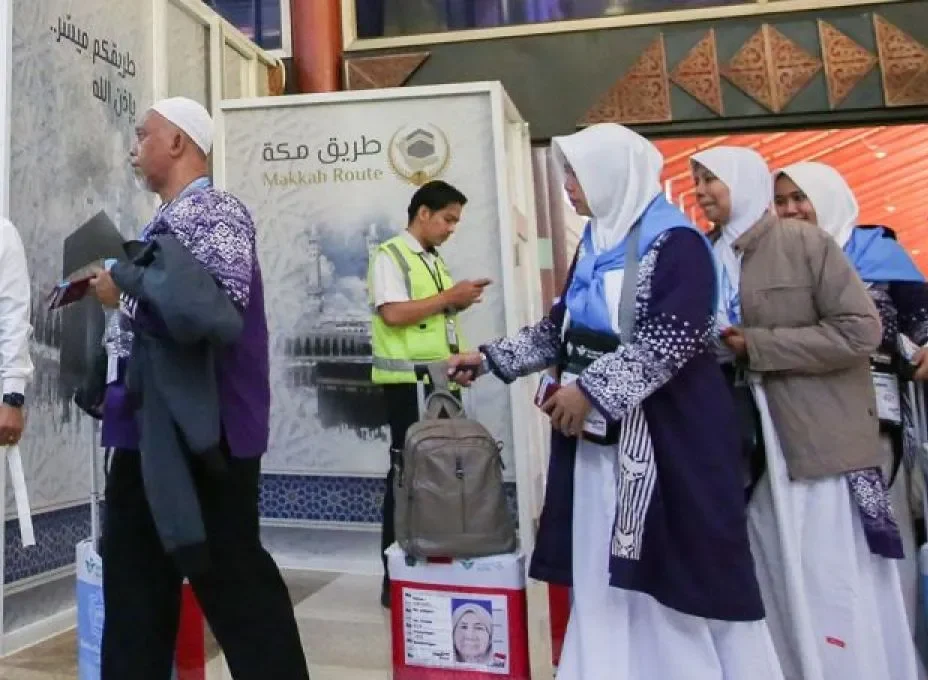 Jamaah calon haji antre untuk masuk ke area layanan Makkah Route di Terminal Khusus Haji dan Umrah 2 F Bandara Soekarno Hatta, Tangerang, Banten, Kamis (8/5/2025). (Antara/Muhammad Iqbal)