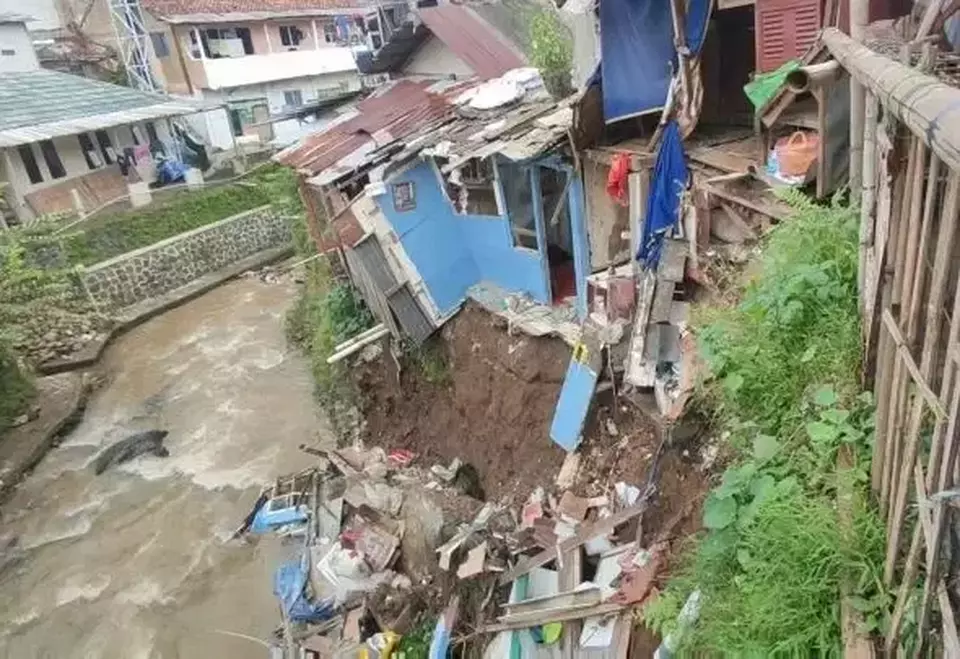 Hujan deras yang mengguyur Kota Bogor pada Selasa 15 April 2025 malam mengakibatkan longsor di tepi aliran Sungai Cipakancilan, Kampung Warung Bandrek, Kelurahan Bondongan, Kecamatan Bogor Selatan. (Beritasatu/Heru Yustanto)