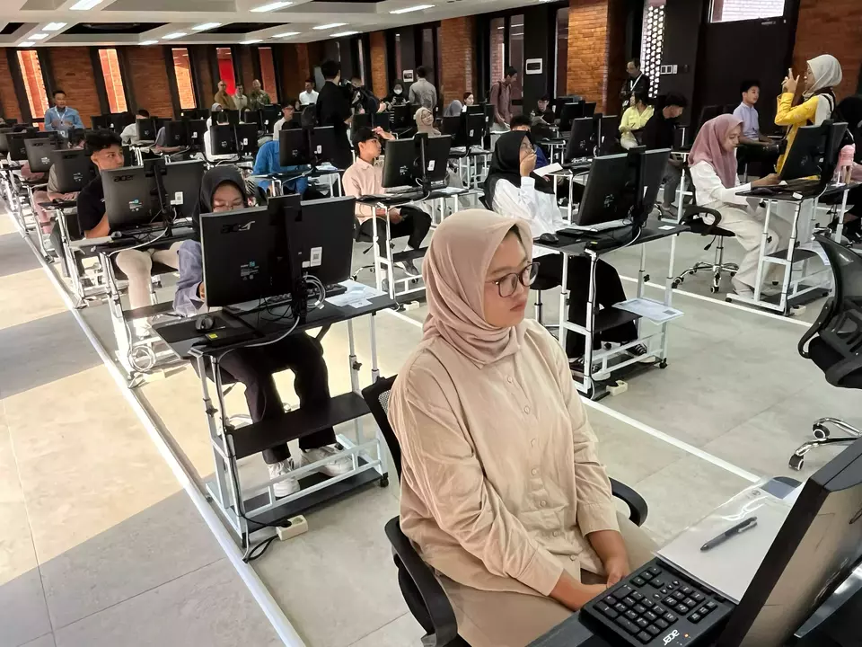 UTBK SNBT 2025 di Gedung Baru Fakultas Hukum Universitas Indonesia pada hari pertama, Rabu 23 April 2025. (Beritasatu/Zhulfakar)